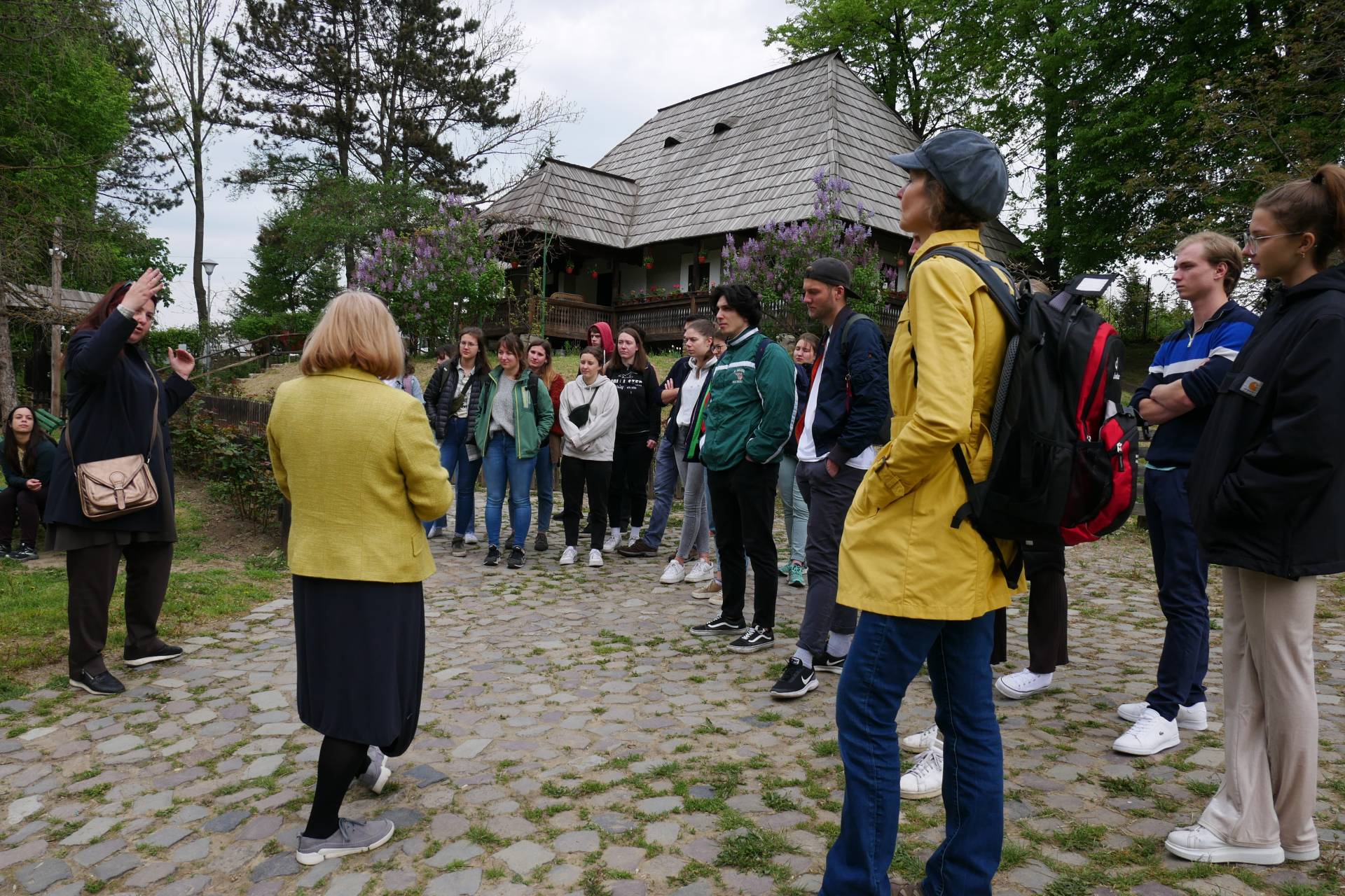 Studierende im Freilichtmuseum Suceava