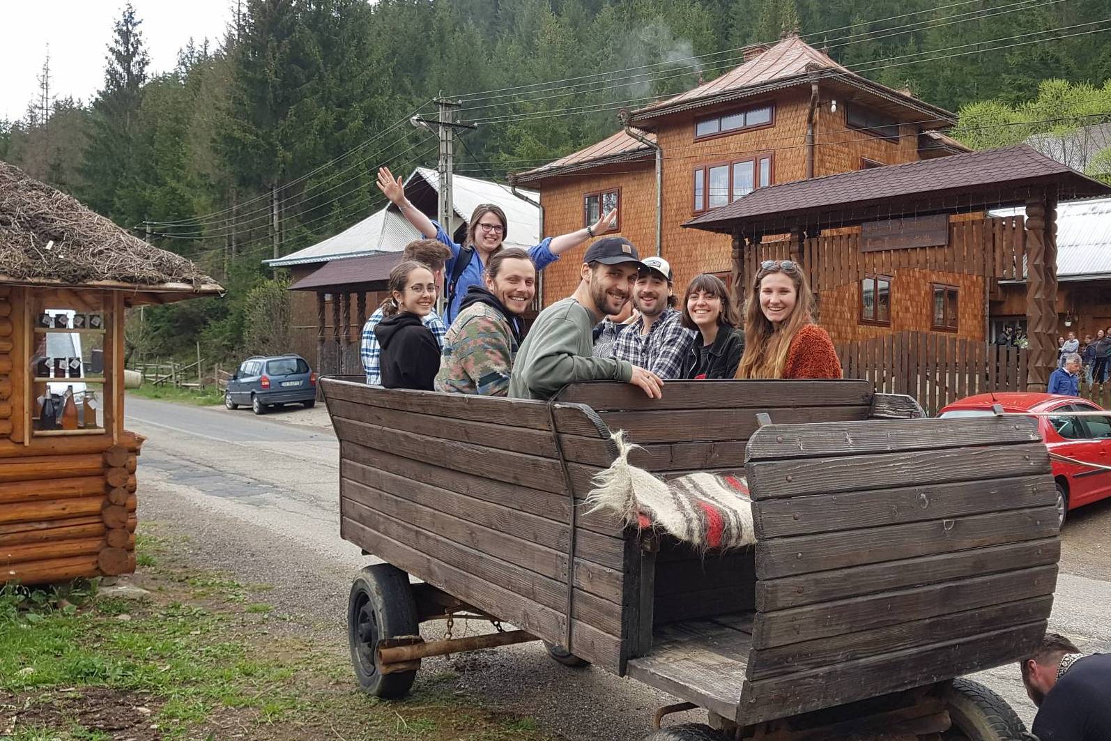 Studierende auf Pferdewagen