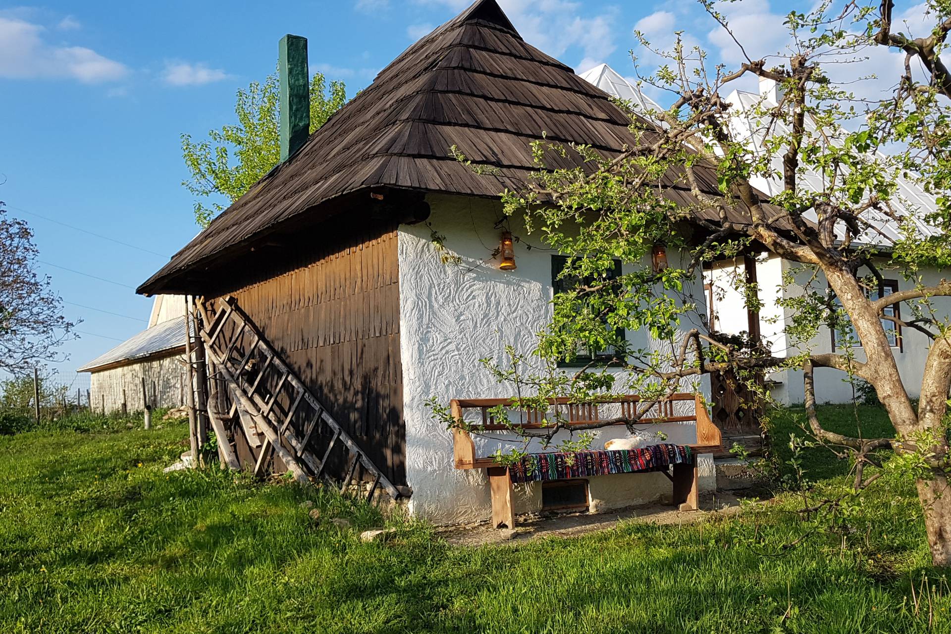 Haus mit traditionellen Dachschindeln