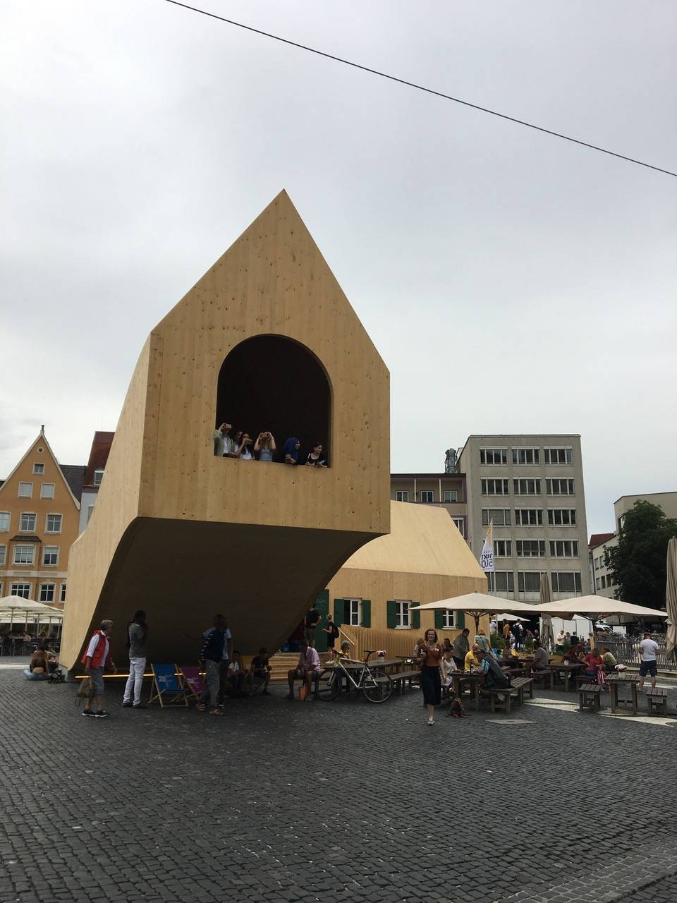 Pavillion von außen, Studierende an Fenster