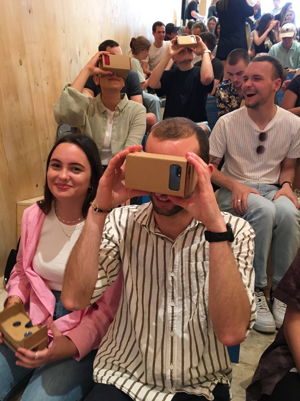 Studierende mit VR-Boxen