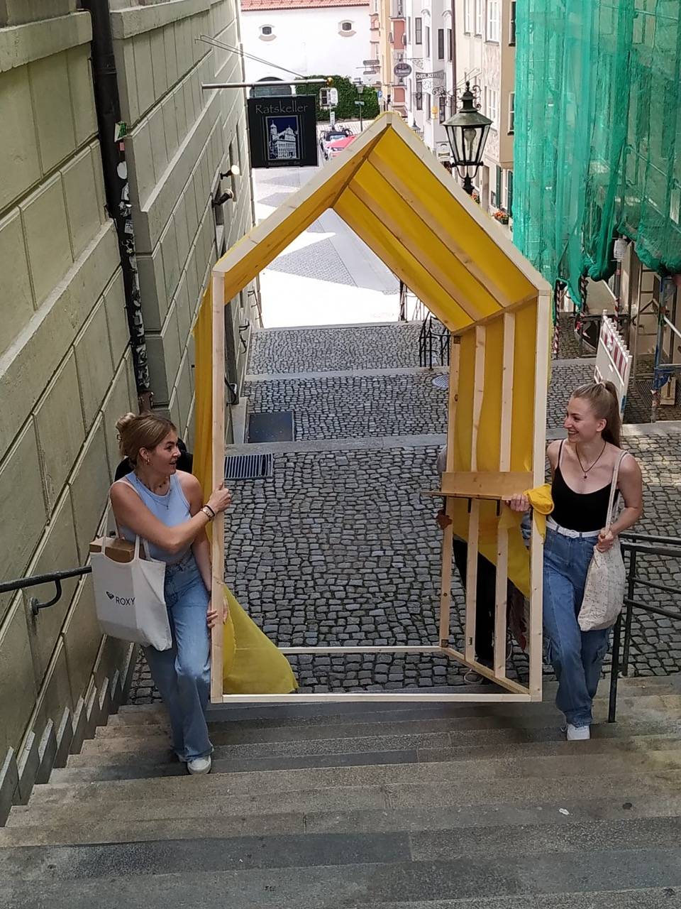 Studentinnen tragen Modellhaus