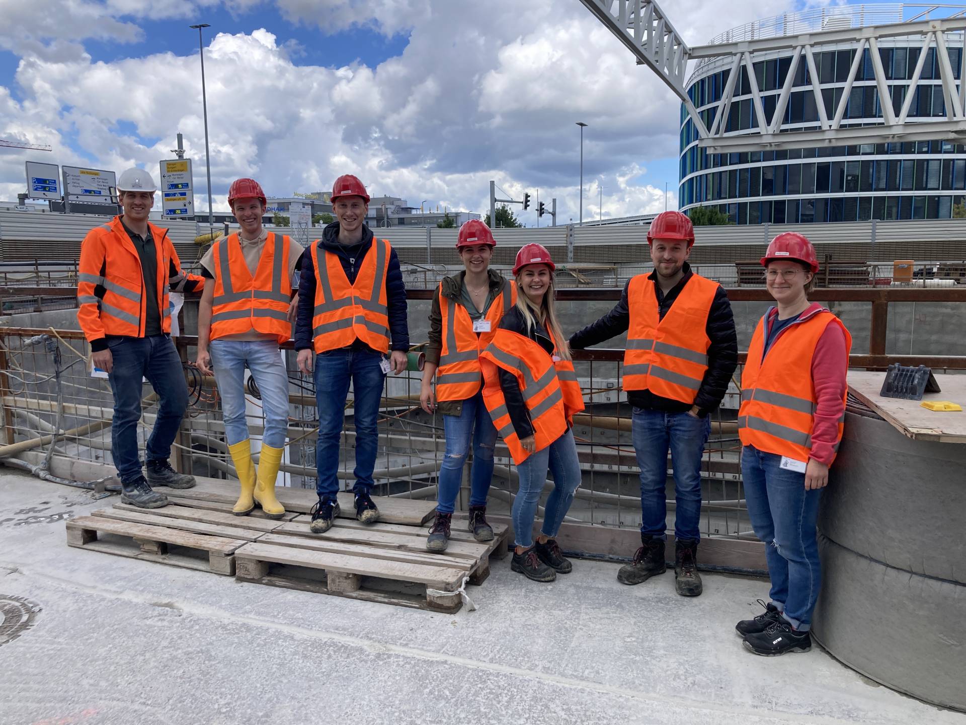 Studierende an der Baustelle