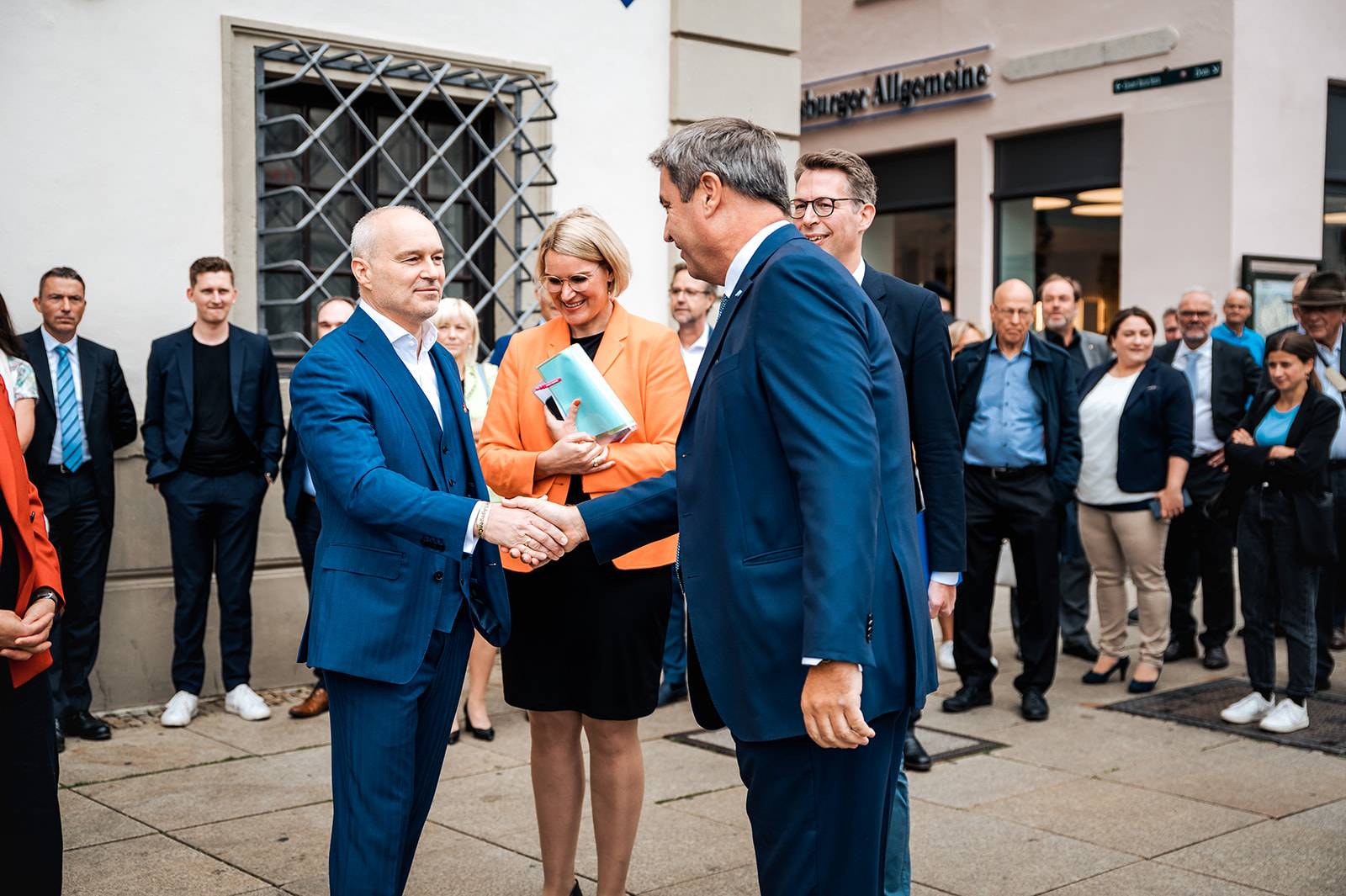 Prof. Dr. Gordon Rohrmair, Präsident der Hochschule Augsburg, empfängt den Bayerischen Ministerpräsidenten Dr. Markus Söder mit Augsburgs Oberbürgermeisterin Eva Weber und Bayerns Wissenschaftsminister Markus Blume.