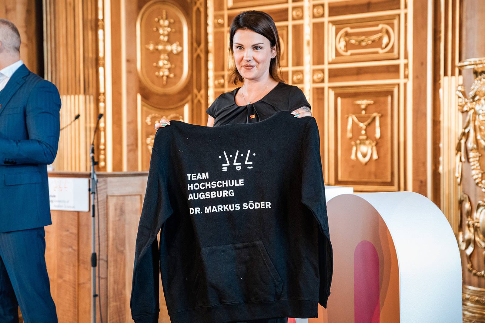 Team-HSA-Hoodie: Gastgeschenk für den Ministerpräsidenten Dr. Markus Söder.