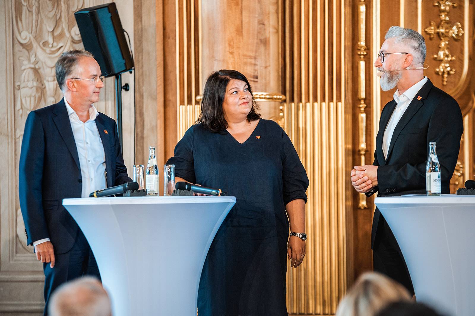 Klaus Weinmann, Ramona Meinzer mit Moderator Nico Kanelakis beim Jubiläumsimpuls "Freut Euch auf die Zukunft!" 