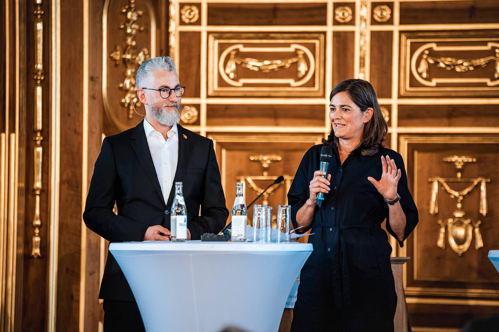 Moderator Nico Kanelakis mit Prof. Dr. Nadine Warkotsch, Vizepräsidentin für Forschung und  Nachhatligkeit.