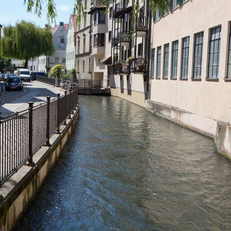 Kanal an der Schlossmauer