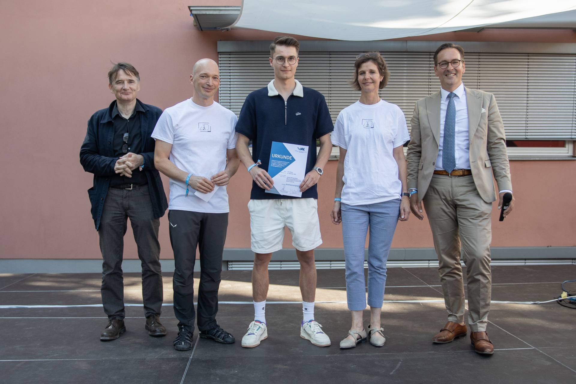 Dr. Mark Dominik Hoppe (rechts), Prof. Dipl.-Ing. Marcus Rommel(links), Prof. Dr. Joachim Müller (2.v.l.), Prof. Susanne Runkel, und der prämierte Student Felix Binder 