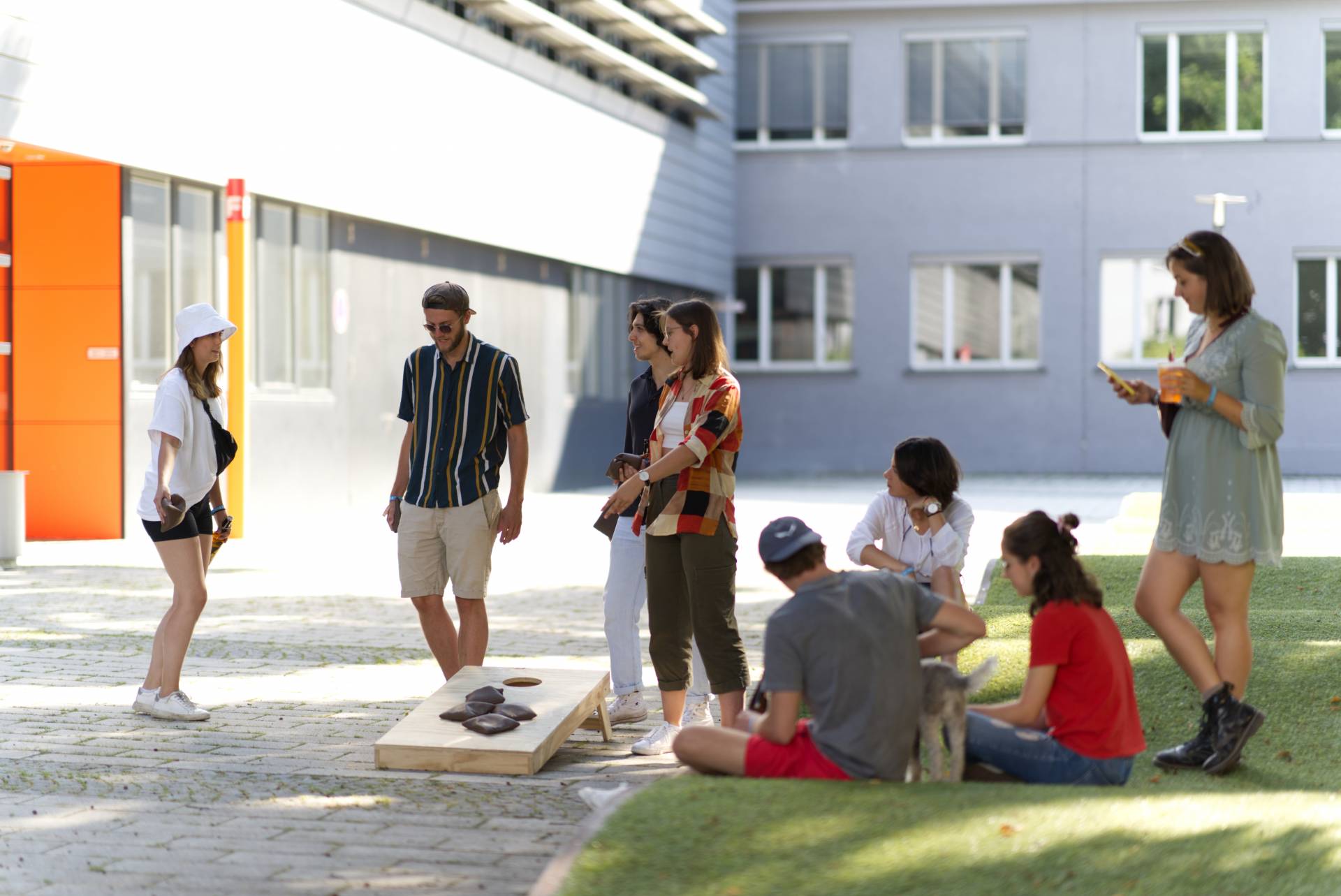 Studierende spielen Corn-Hole ©Ekaterina Yarkova