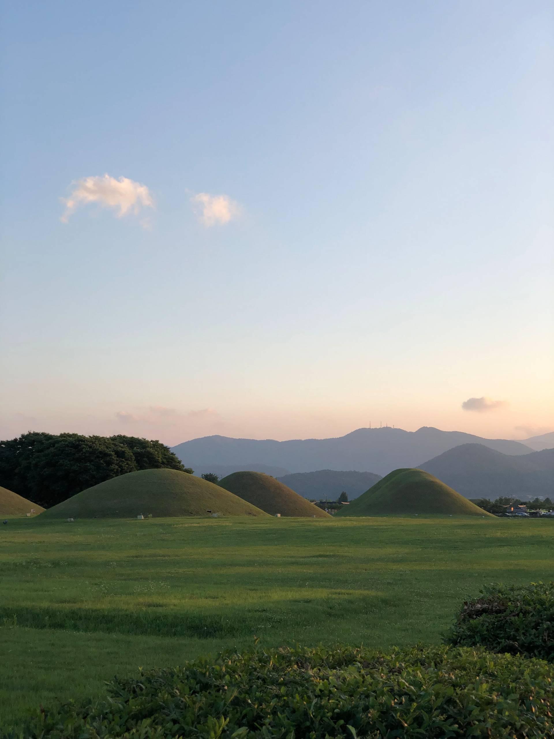 Hügelgräber in Gyeongju beim Sonnenuntergang 