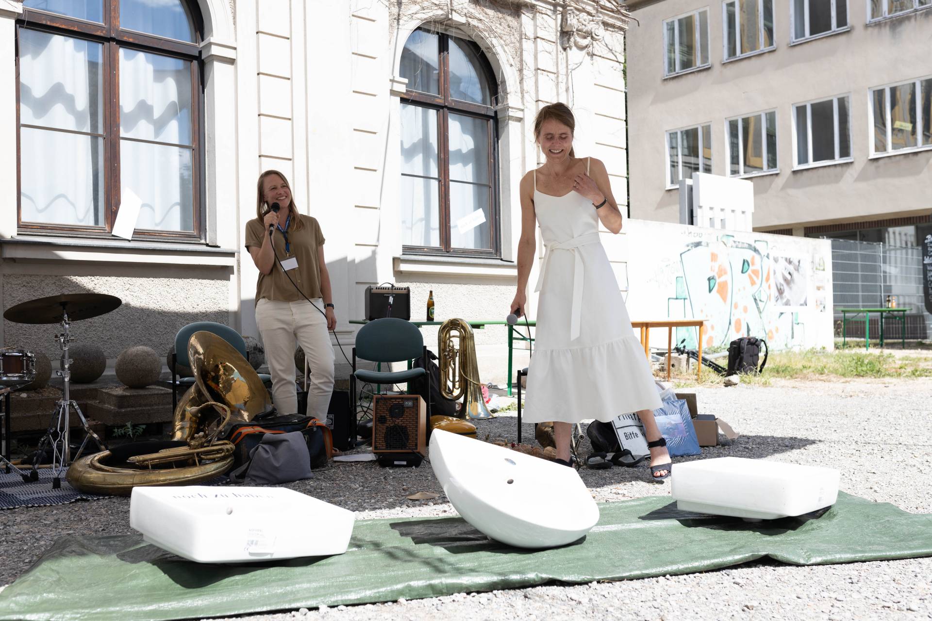 Architektin Prof. Mikala Holme Samsøe von der Fakultät für Architektur und Bauwesen der Hochschule Augsburg und Kathrin Fändrich, Leiterin des Bereichs Hochbau am Staatlichen Bauamt Augsburg – hat in Kurzvorträgen berichtet wie sie das Pilotprojekt mit der Berliner Firma Concular realisieren. 