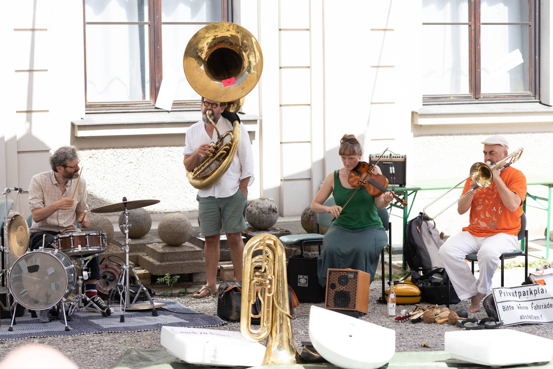 Die Hochzeitskapelle spielt und reflektiert das Thema Weiterverwendung und Collage musikalisch in ihrer international-bayerisch inspirierten Musik. 