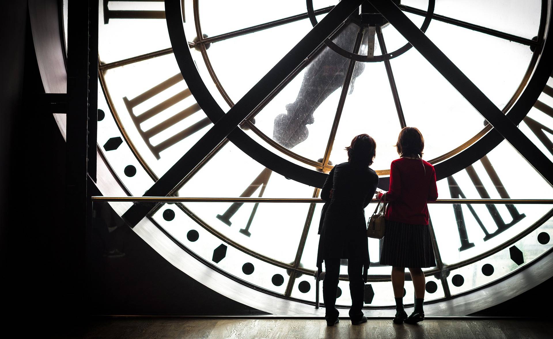 Große Uhr mit zwei Menschen davor