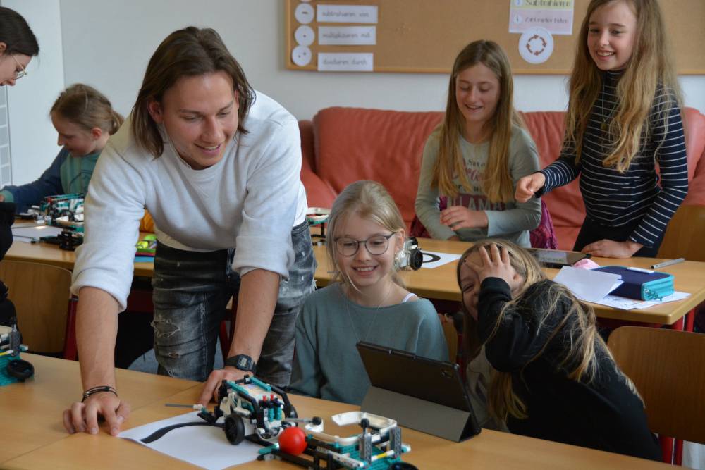 Grundschüler:innen beim experimentieren mit Robotern