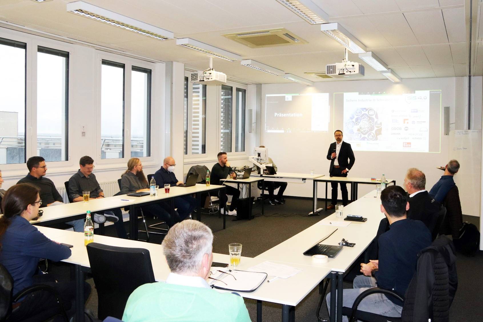 Prof. Dr. Björn Häckel führt in einem Rückblick durch die Erfolge innerhalb des Projekts „Sichere Industrie 4.0 in Schwaben“ (SIS 4.0). 