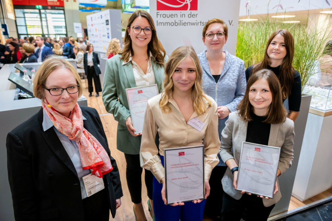 V. l. n. r.: Sabine Wieduwilt, Ines Angele, Sarah Rica Immer, Bundesministerin Klara Geywitz, Judith Fauth, Rebekka Wandt. 