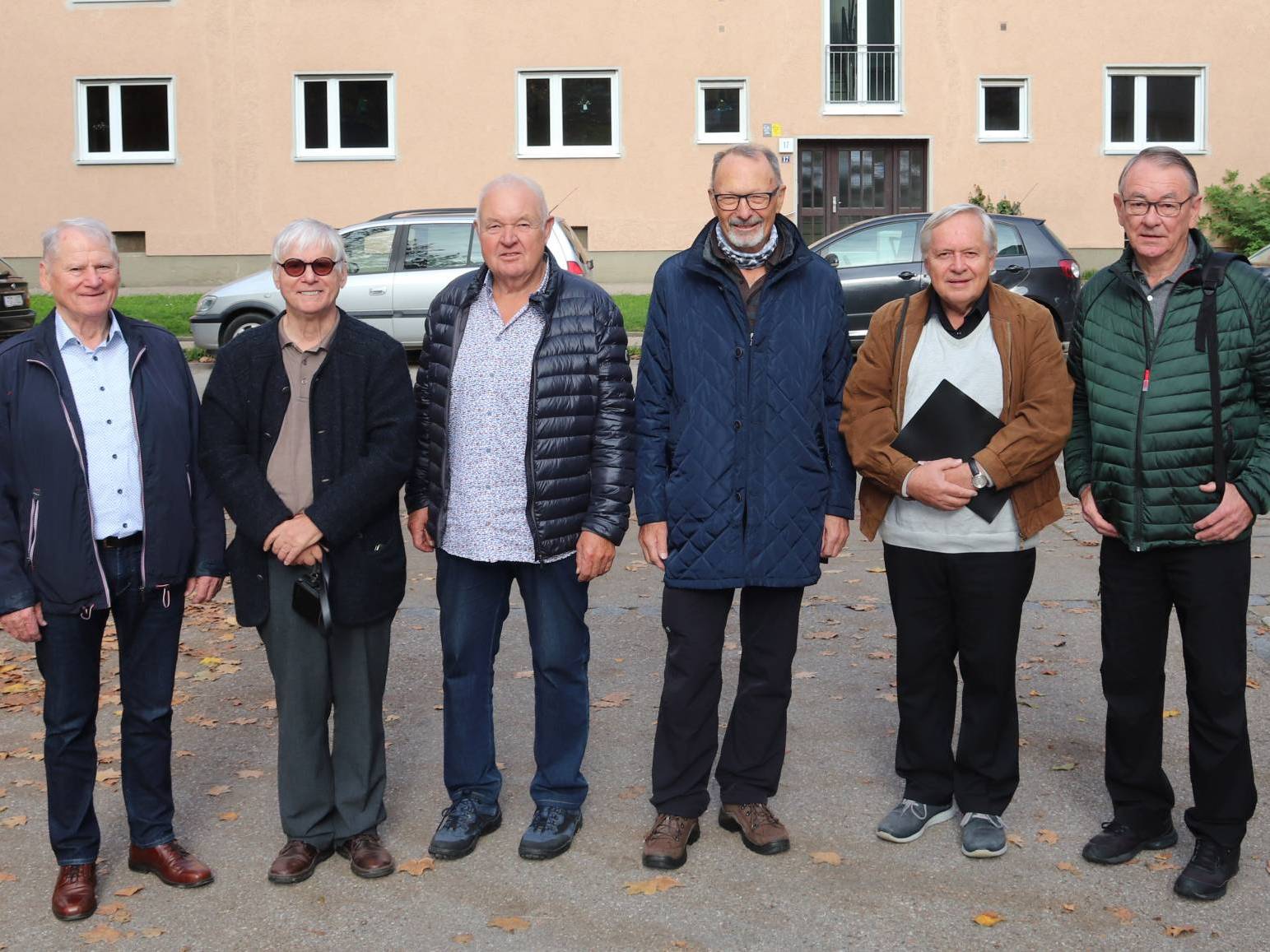 Gleicher Ort für das Gruppenfoto wie vor 51 Jahren: Die Absolventen des Rudolf-Diesel-Polytechnikums in der Fachrichtung Ingenieurbau.  