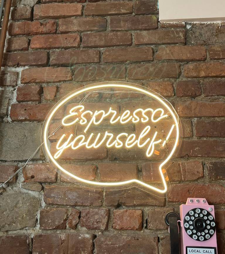 Schild mit der Aufschrift Espresso yourself