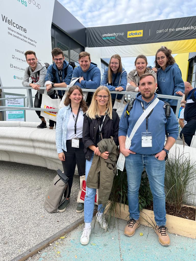 Gruppenbild vor dem Doka-Stand