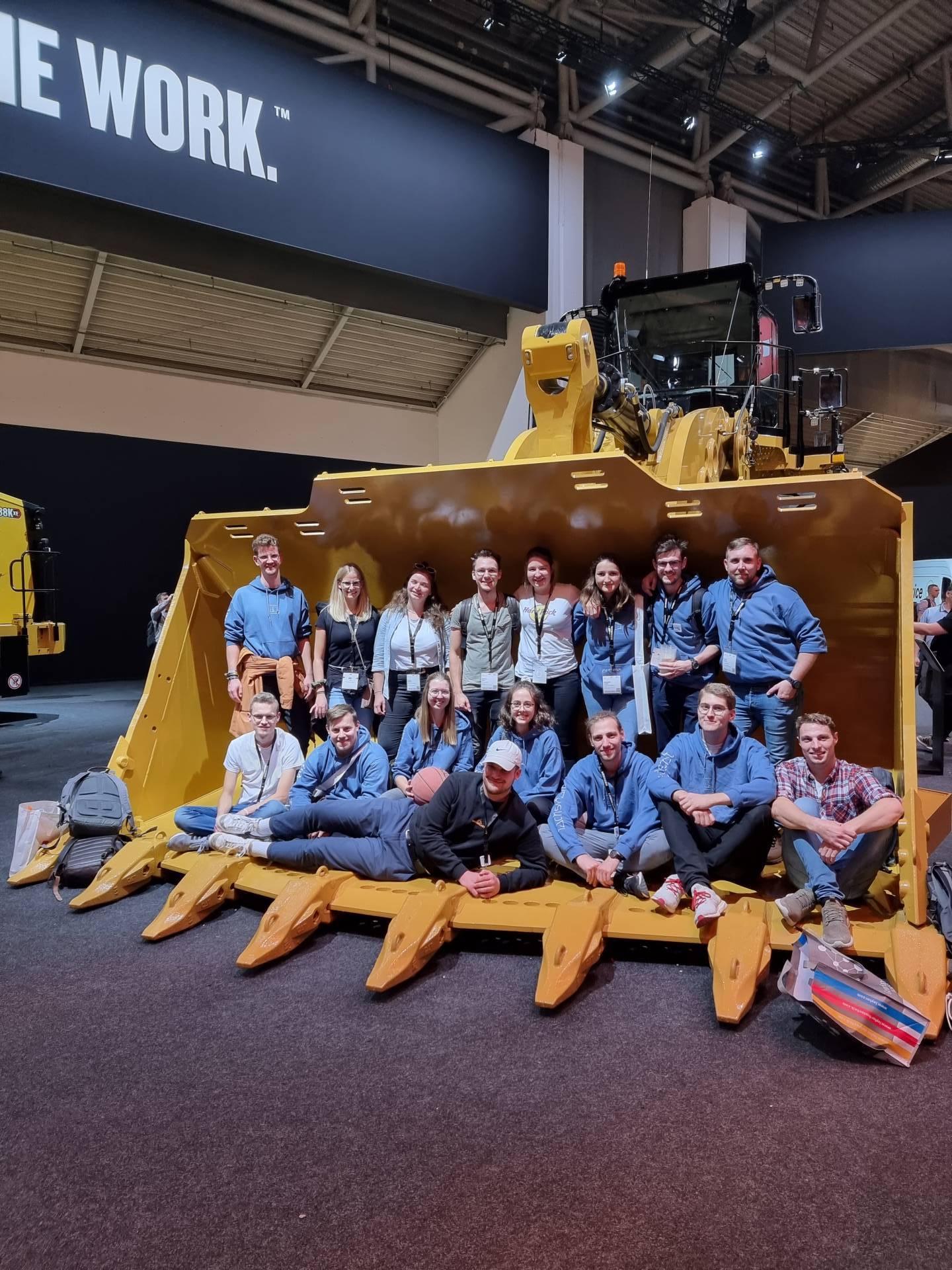 Gruppenbild in der Schaufel eines Radlader von Caterpillar