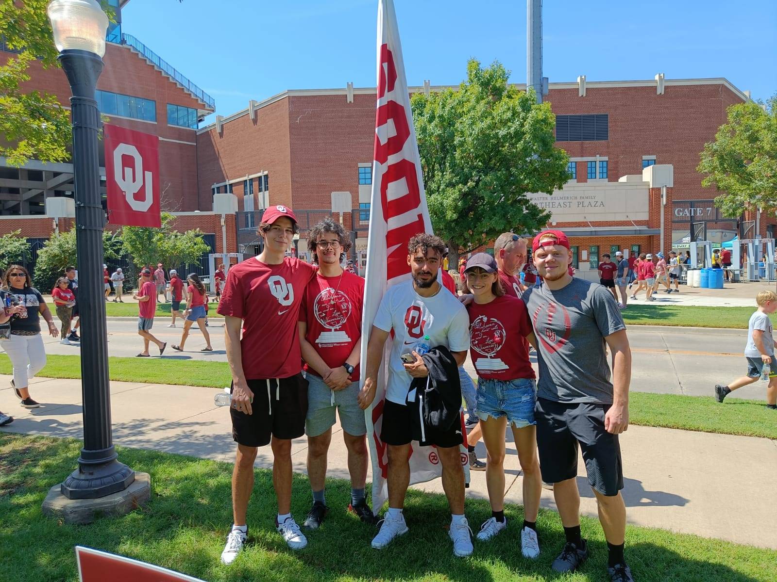 Vier Studierende der Hochschule Augsburg (und ein Student aus dem Vereinigten Königreich) beim ersten Football Spiel der Saison. 