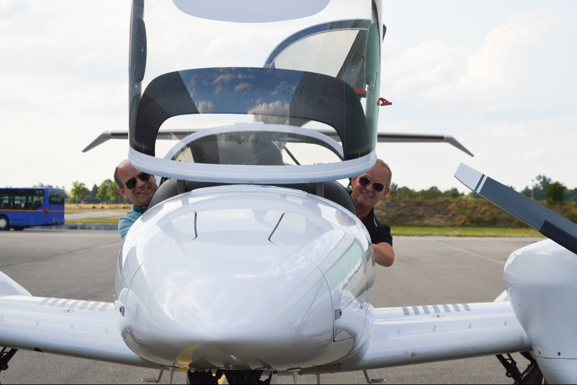 Prof. Dr.-Ing. André Baeten mit Prof. Dr.-Ing. Thomas Gogel im Flieger