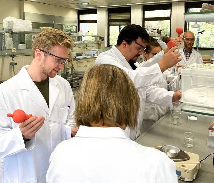 Studenten und Studentinnen beim Pipettieren