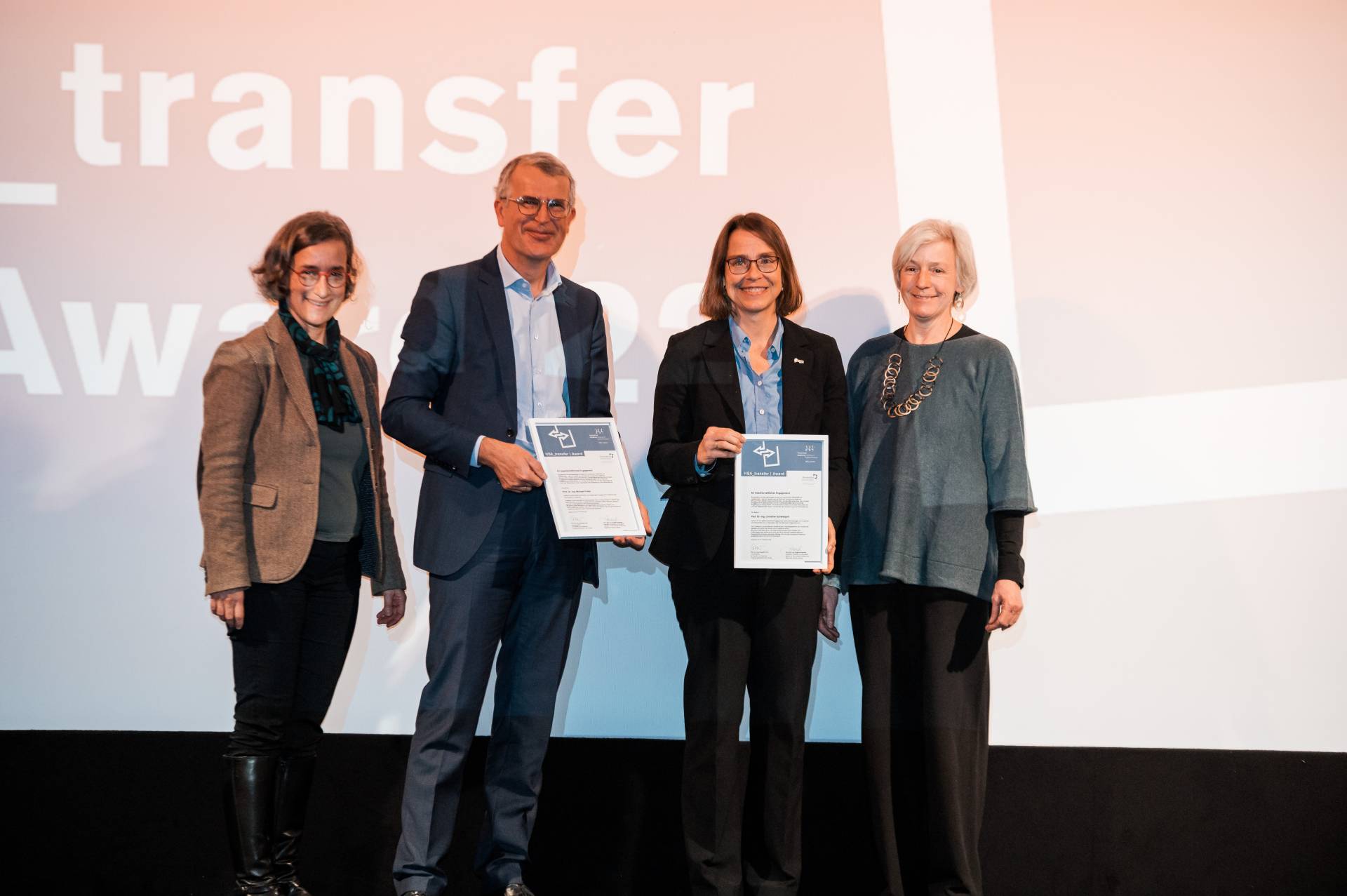 HSA_transfer | Award 2022 (v. l. n. r.): Prof. Dr. Elisabeth Krön, Prof. Dr.-Ing. Michael Finkel, Prof. Dr.-Ing. Christine Schwaegerl und Prof. Susanne Gampfer.