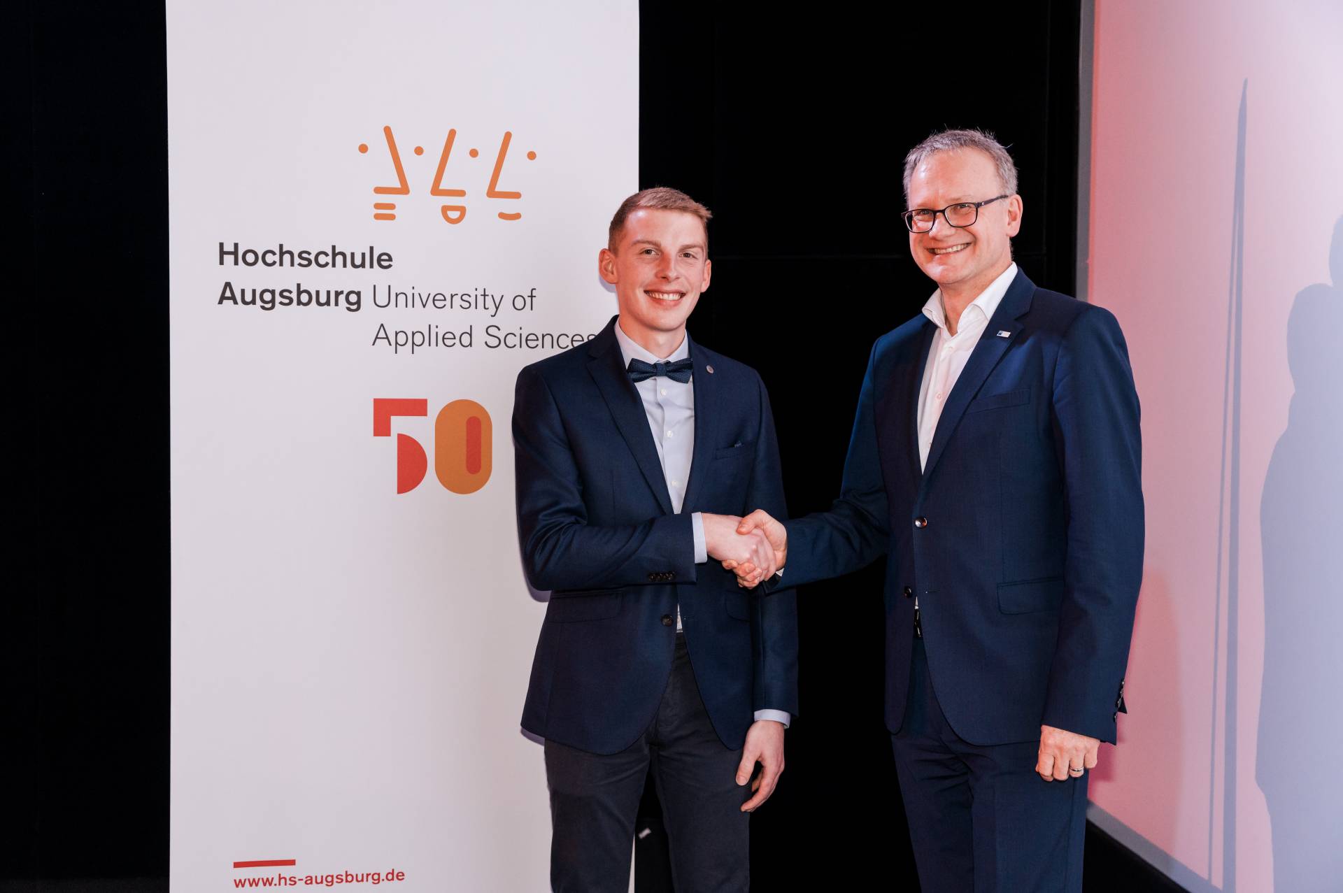 Matthias Wiedemann (links) erhielt von Jens Walter, Regionalgeschäftsführer der IHK Schwaben für den Wirtschaftsraum Augsburg, den Preis der Schwäbischen Wirtschaft. 