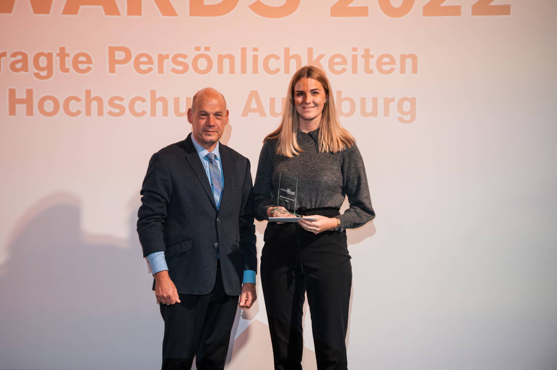 Alexander Leupolz, Geschäftsführer der Adam Keller Baugeschäft GmbH & Co KG, überreichte an Dinah Lemm den Adam-Keller-Preis 2022. 