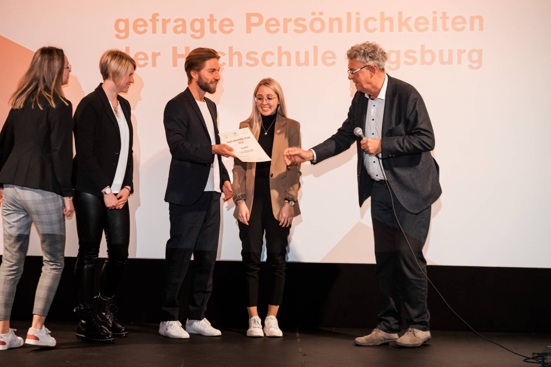 Ein Hans-Benedikt-Preis ging im Jahr 2022 an das studentische Team der Firmenkontaktmesse Pyramid. Stellvertretend nahmen Svenja Schnell, Elisa Trollmann, Jonas Maier und Eva Kornmann die Auszeichnung von Stiftungsvorstand Volker Schloms entgegen (v.l.n.r.). 