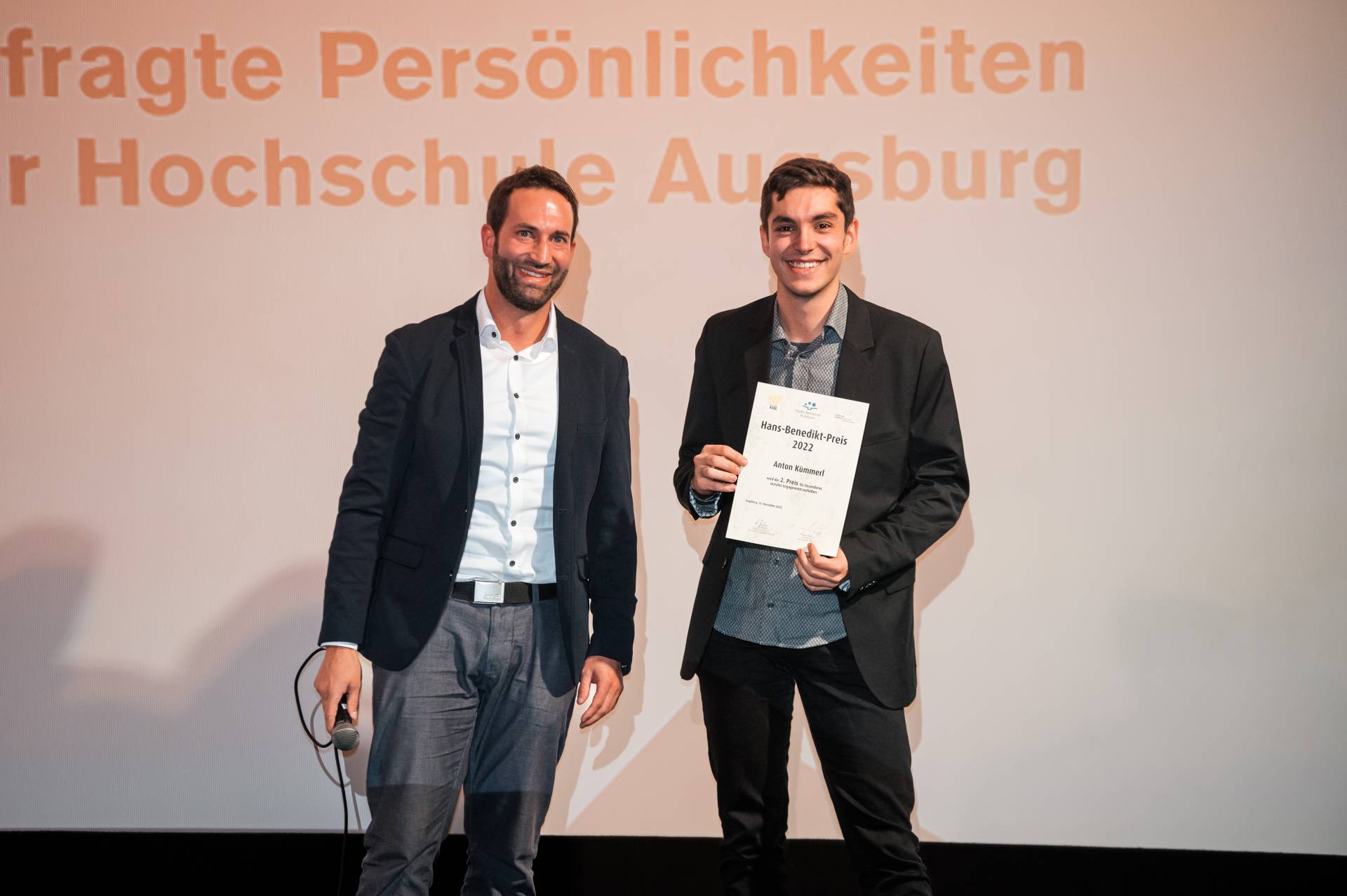 Michael Rösch (links) überreichte den zweiten Hans-Benedikt-Preis an Anton Kümmerl aus dem Bachelorstudiengang Bauingenieurwesen an der Hochschule Augsburg. 