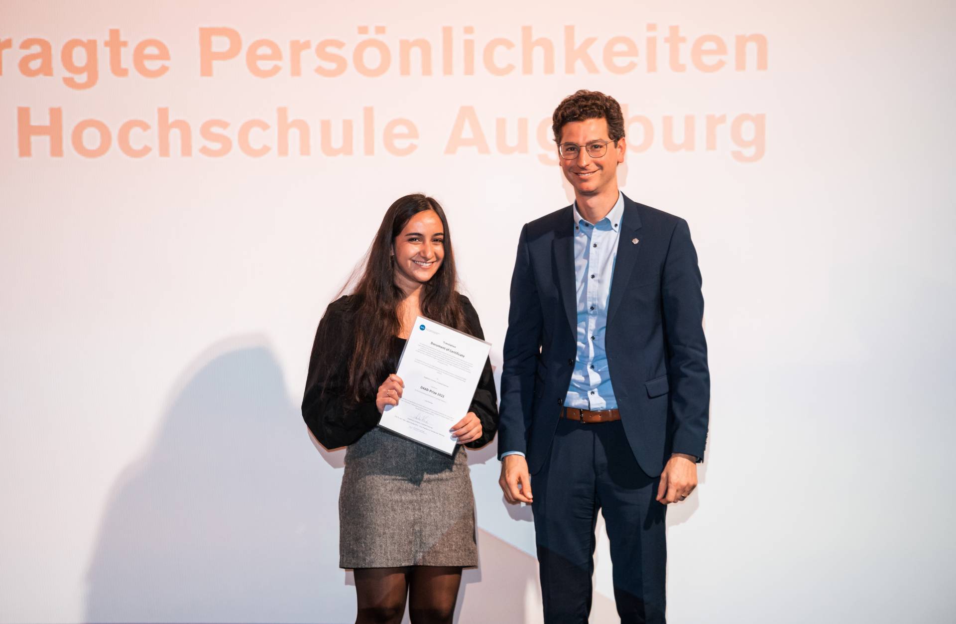 Julia Rizkalla, Studentin im Bachelorstudiengang Wirtschaftsinformatik erhielt den DAAD-Preis 2022, überreicht durch Laudator Prof. Dr. Stephan Zimmermann.