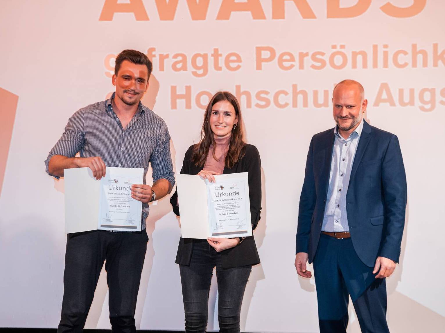 Die Preisträger:innen der gP Awards 2022 an der Hochschule Augsburg zusammen mit Hochschulpräsident Prof. Dr. Gordon Thomas Rohrmair. 