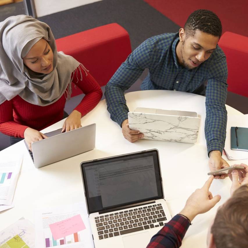 Studierende bei der Gruppenarbeit