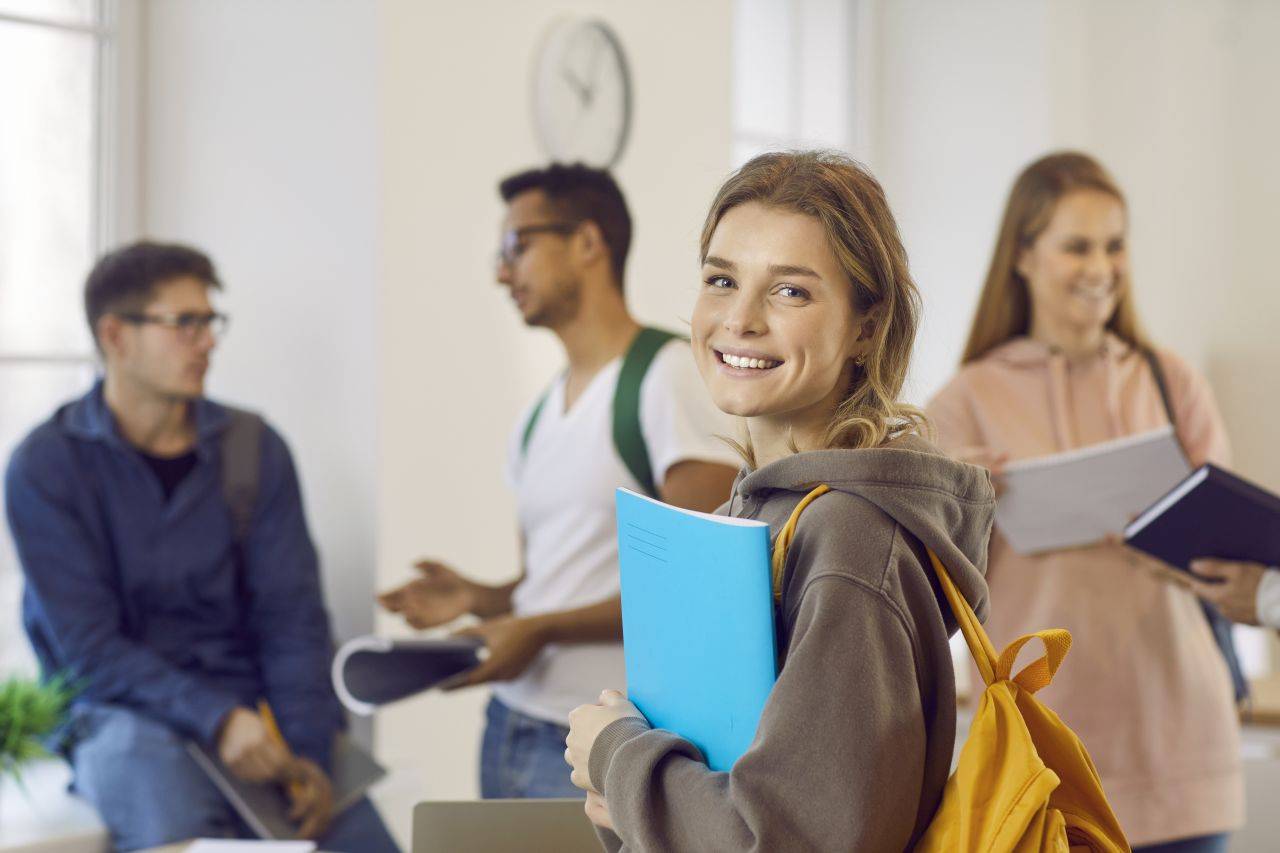 Studierende laufen eine Rampe hinauf