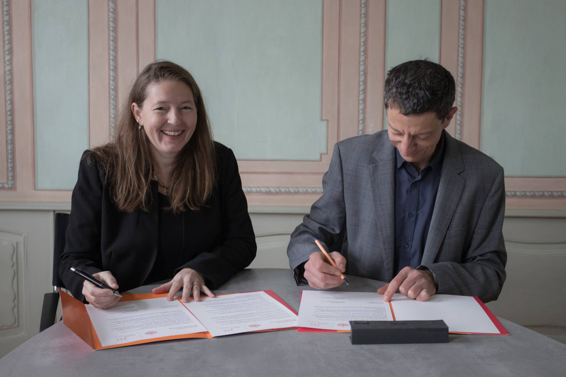 Prof. László Kovács, Vizepräsident für Studium und Lehre der Hochschule Augsburg, und Dr. Jessamine Koenig, Director of Education der International School Augsburg, bei der Unterzeichnung der gemeinsamen Absichtserklärung an der Hochschule Augsburg. Foto: Matthias Leo