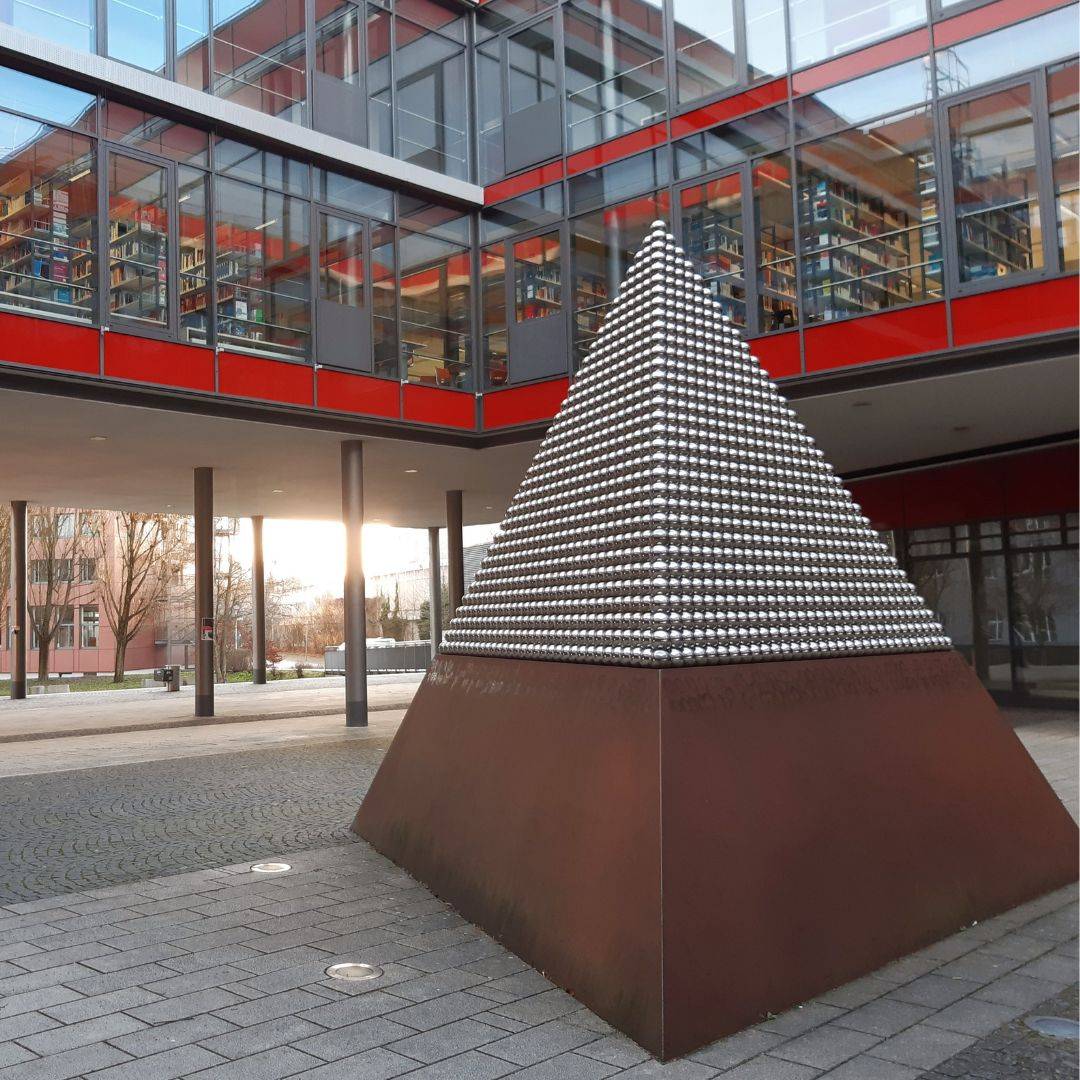 Pyramide vor der Bibliothek. Foto: Hochschule Augsburg