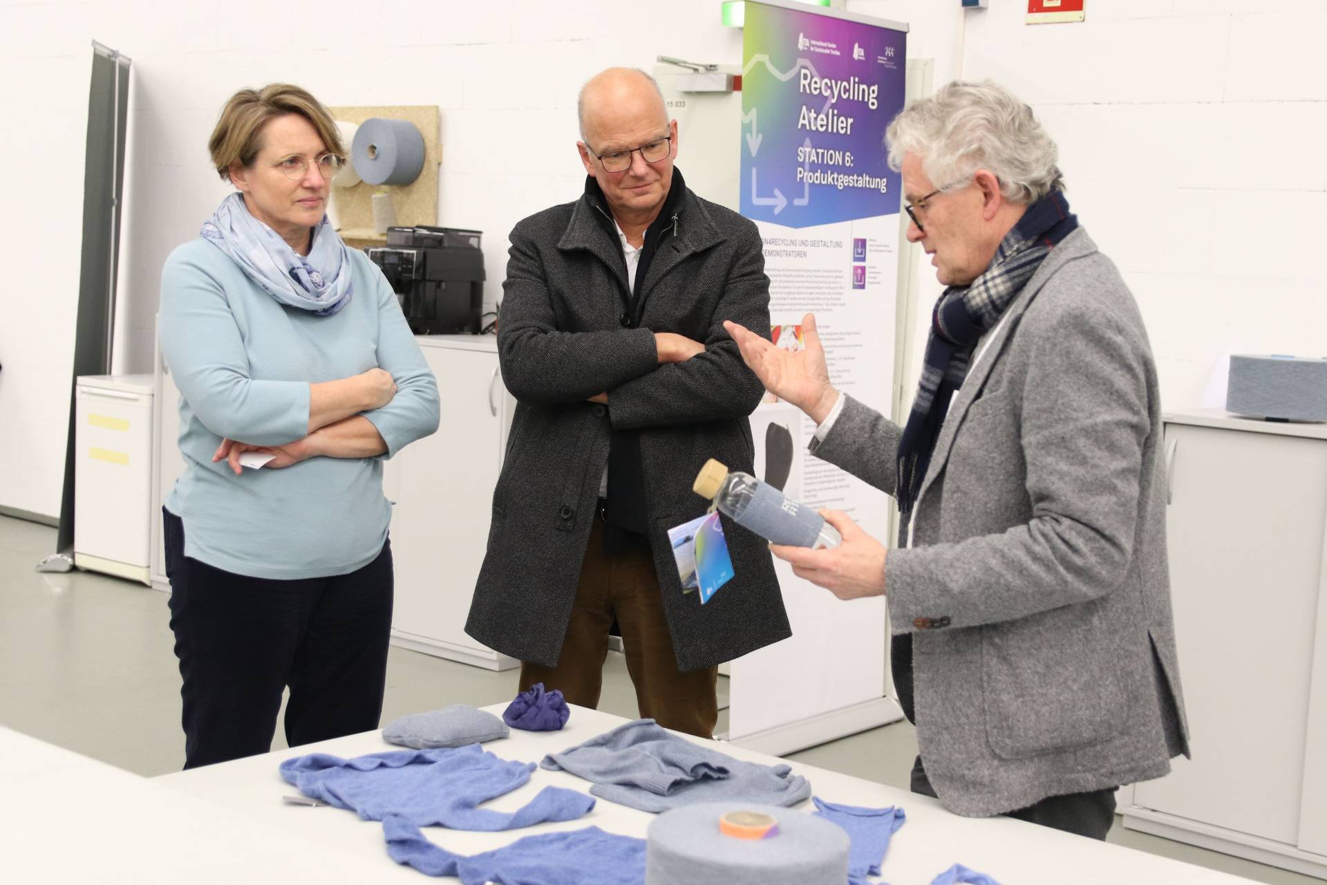 Dr. Michael Klimke und Jo-Anna Küster von der Bayerischen KI-Agentur im Gespräch mit Prof. Dr. Stefan Schlichter. 