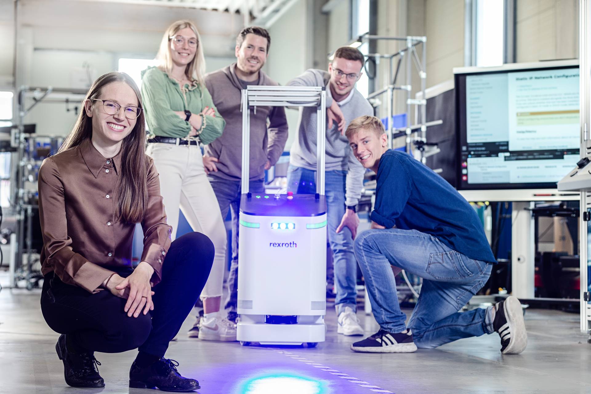 Studierende im Bachelorstudiengang Systems Engineering bei der praktischen Ausbildung. Foto: Studio Herzig Nördlingen