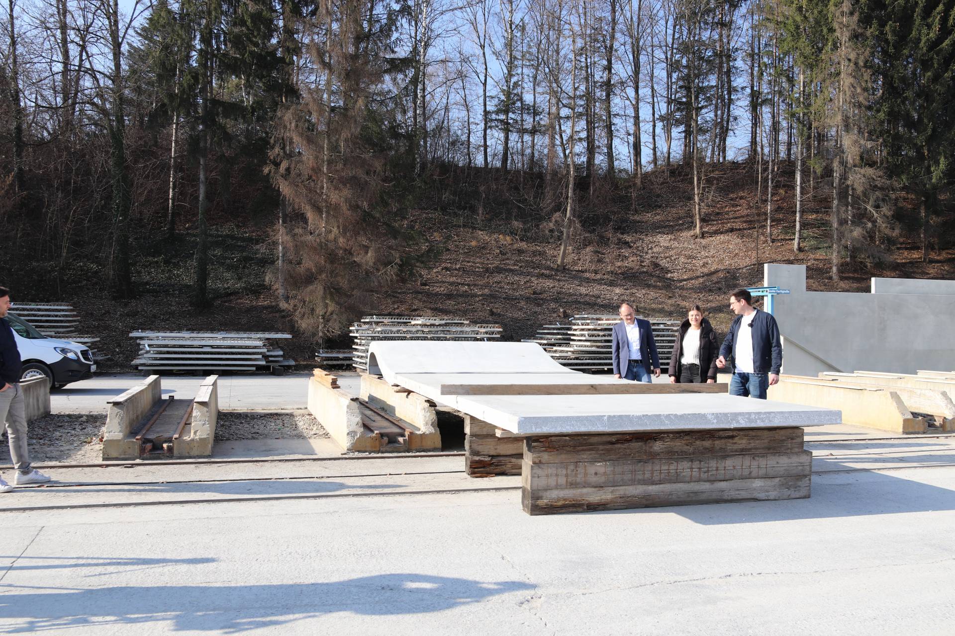 Die "Surfwelle" besteht aus Fertigteilen: gewschungene und "Rampen". Hier im Bild 1/3 der Rampenkonstruktion.