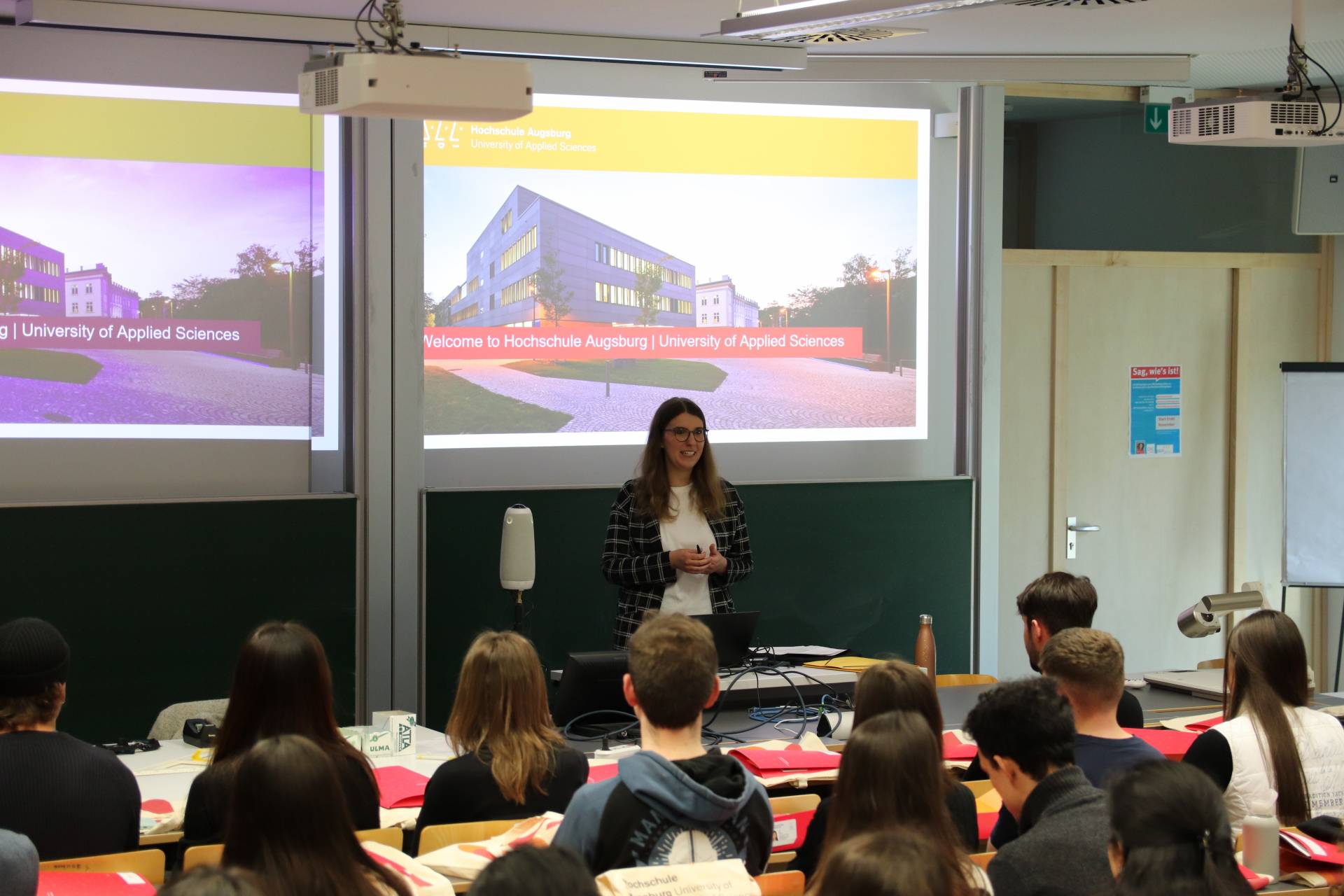 Katharina Leuthmetzer bei der Einführungsveranstaltung für internationale Studierende