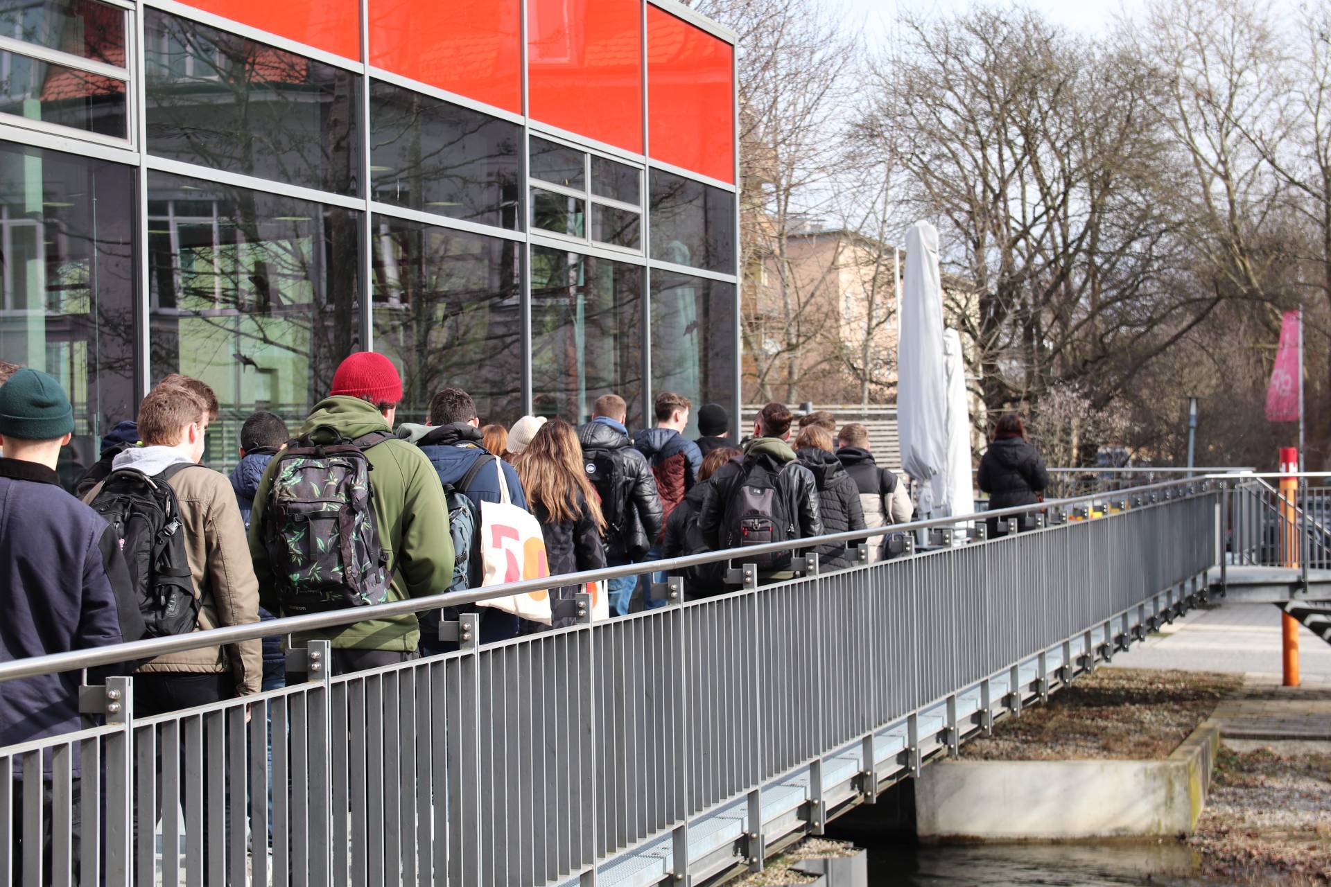 Internationale Studierende bei der Campusführung