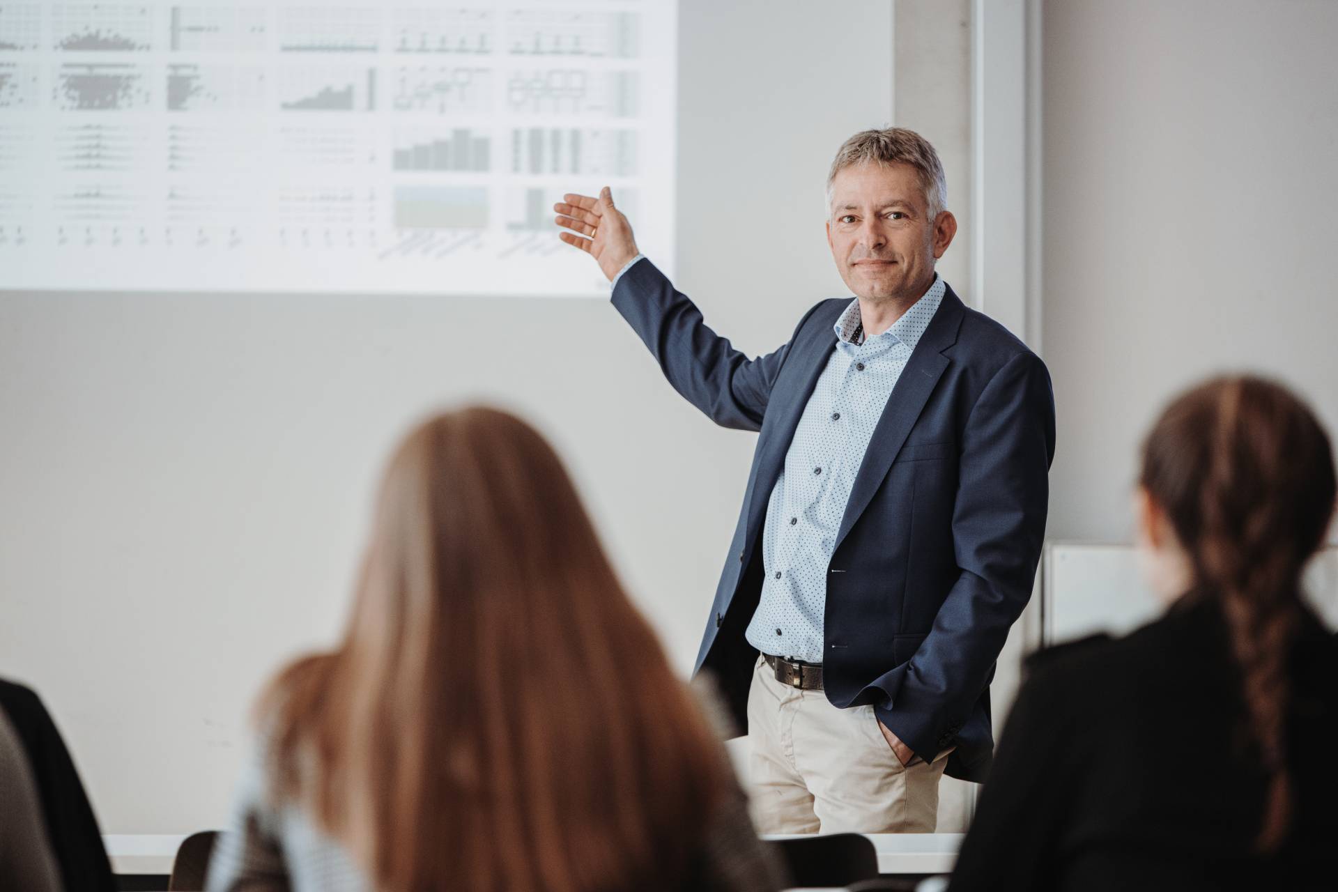 Prof. Dr. Wolfgang Bischof hält Unterricht.