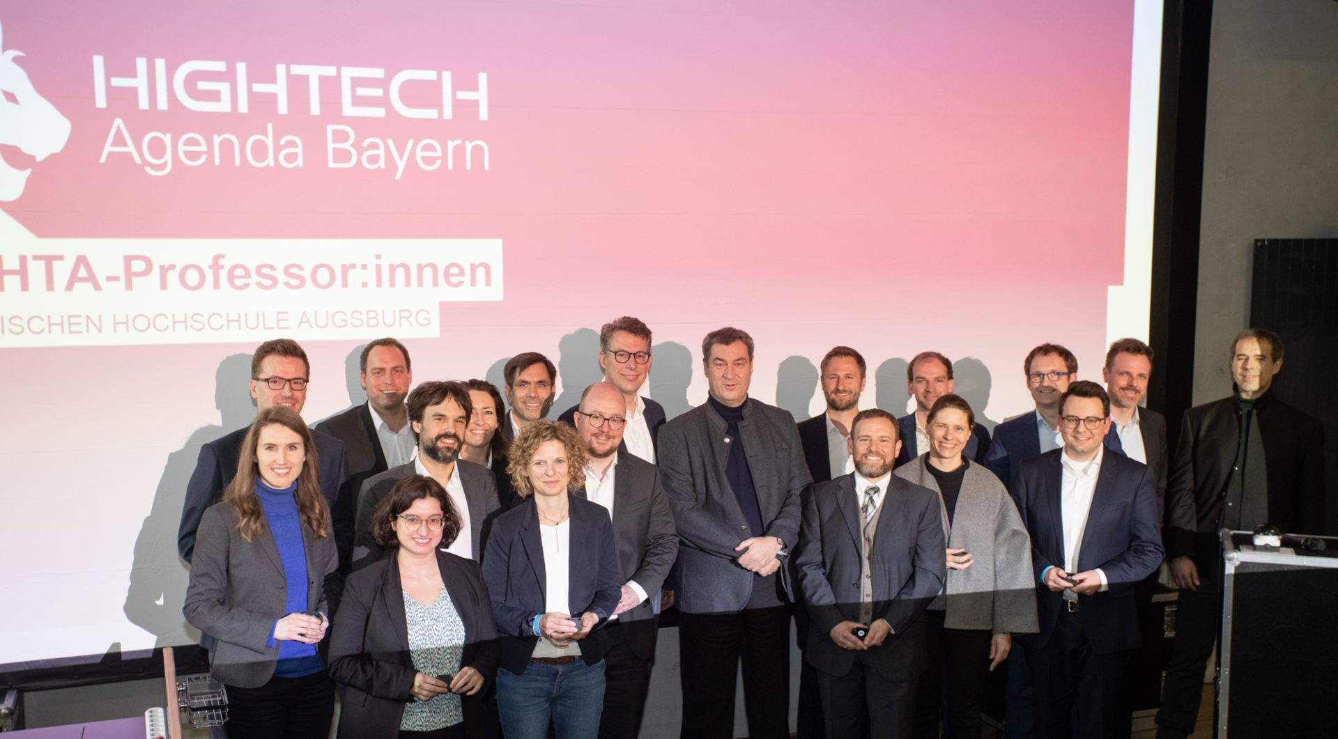 Feierliche Semestereröffnung: Staatsminister Markus Blume und Ministerpräsident Dr. Markus Söder mit den HTA-Professor:innen der Technischen Hochschule Augsburg. Foto: Matthias Leo