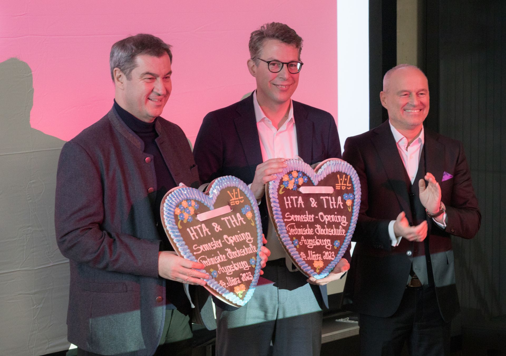 Fast ein wenig Volksfeststimmung kam beim Semester-Opening Technische Hochschule Augsburg am 14. März auf: Ministerpräsident Dr. Markus Söder, MdL, und Wissenschaftsminister Markus Blume, MdL, bekamen von Hochschulpräsident Prof. Dr. Dr. h.c. Gordon Thomas Rohrmair große Lebkuchenherzen überreicht. 