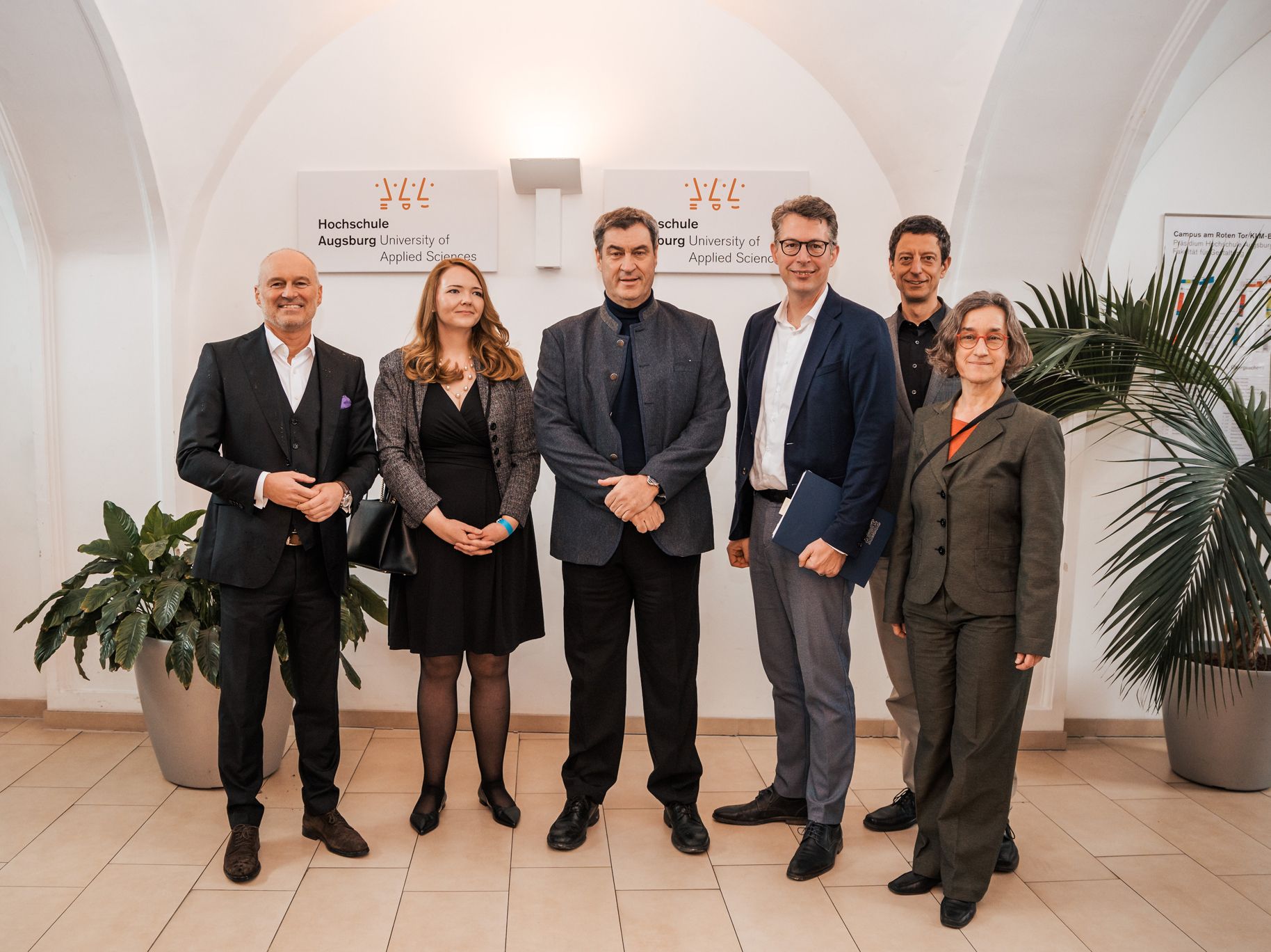 Das Präsidium der Hochschule Augsburg zusammen mit den Gästen v. l. n. r.: Hochschulpräsident Prof. Dr. Dr. h.c. Gordon Thomas Rohrmair, Kanzlerin Sandra Scholl, Ministerpräsident Dr. Markus Söder, MdL, Wissenschaftsminister Markus Blume, MdL, Vizepräsident Prof. Dr. phil. habil. László Kovács und Vizepräsidentin Prof. Dr.-Ing. Elisabeth Krön. Foto: Daniel Fürst