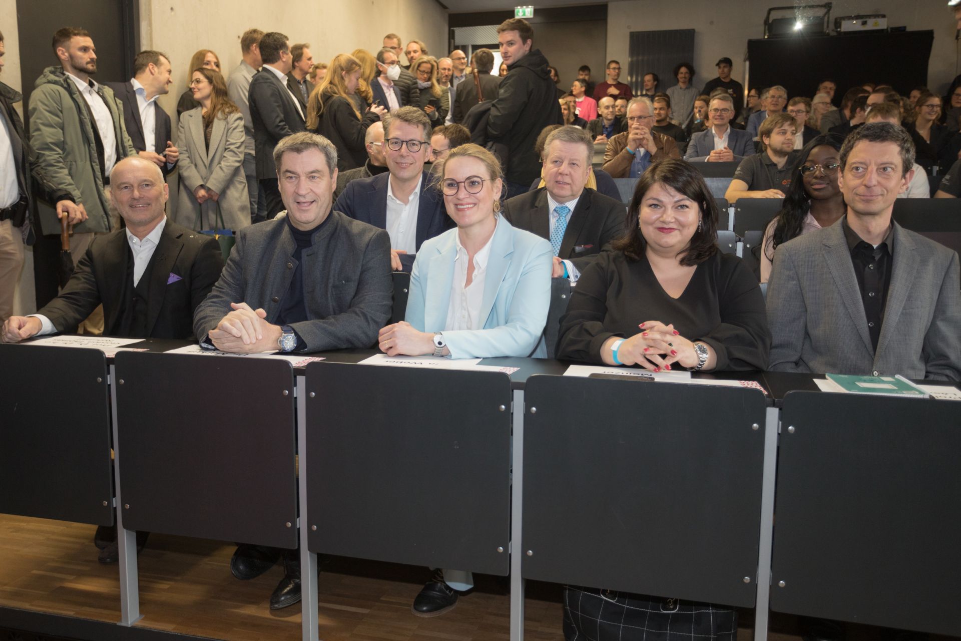 Die wichtigsten Gäste sitzen in der ersten Reihe: Foto Matthias Leo