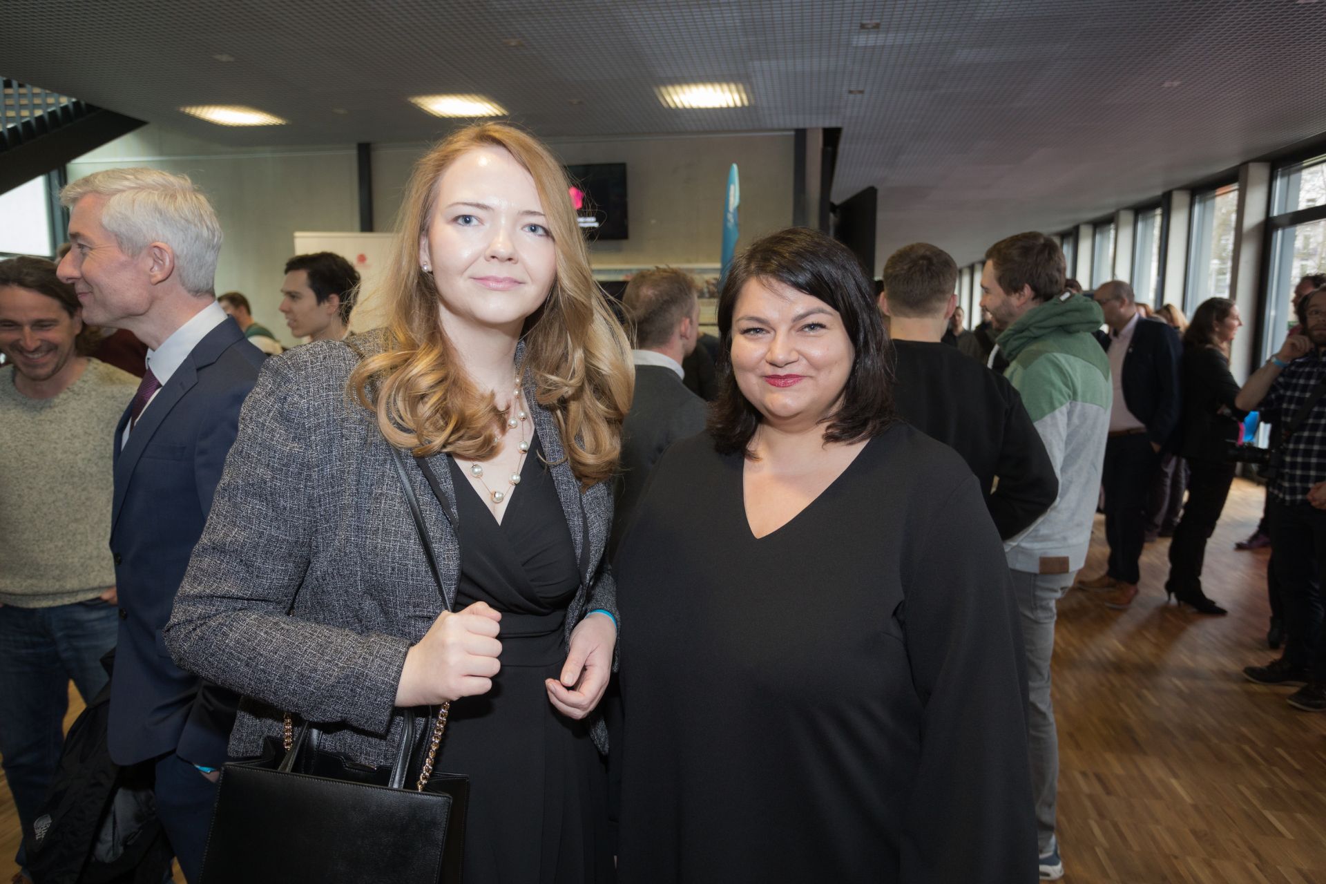 Sandra Scholl und Ramona Meinzer. Foto: Matthias Leo